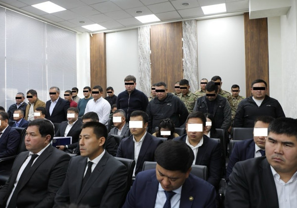 УКМК: Көзөмөл-өткөрмө пунктундагы коррупциялык схемага тиешеси бар бир катар кызмат адамдары кармалды