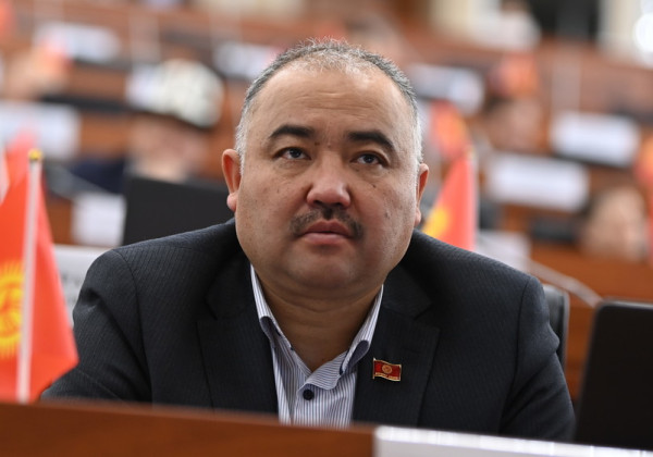 Спикер: Президенттен, генералдан бата алуу деген болбойт, батаны бир гана эл берет