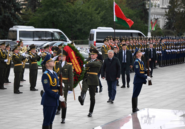 Адылбек Касымалиев Минск шаарындагы Жеңиш монументине гүлчамбар койду