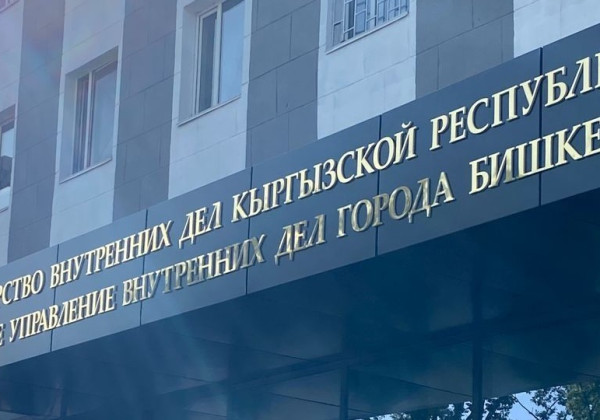 Окуучуларга коркутуу билдирүүлөрүн тараткан адамдын өздүгү аныкталды