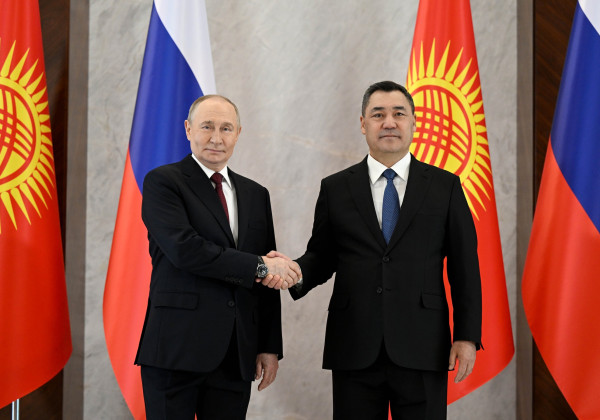 Садыр Жапаров менен Владимир Путиндин расмий жолугушуу аземи болуп өттү
