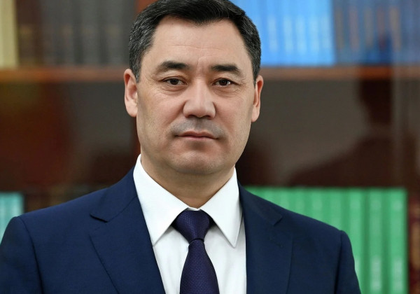Биз мыйзам таза адамдарга – калкан, а кылмышкерлерге – кылыч болчу Кыргызстанды куруп жатабыз, – президент