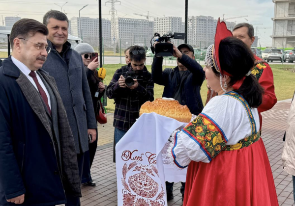 Посол России Сергей Вакунов посетил парк «Евразия» и принял участие в праздновании Масленицы