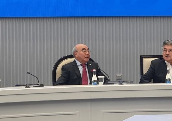 Аскар Акаев объяснил предложение дать дополнительный мандат Садыру Жапарову для «экономического чуда»
