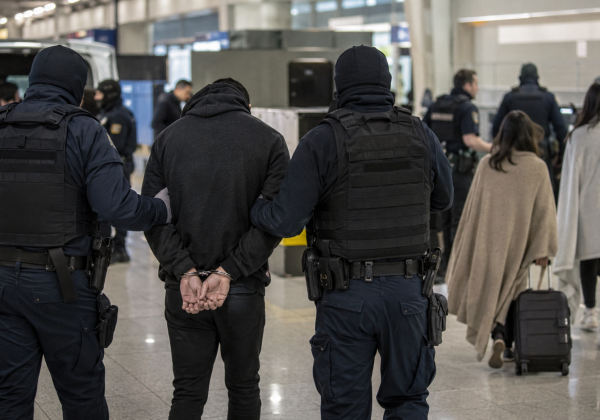 Жертв превращали в попрошаек и интернет-мошенников: Интерпол задержал более тысячи человек по всему миру