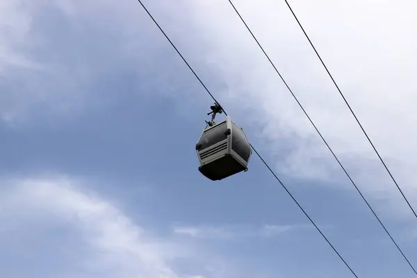 Орловкадагы асма жол бузулуп, эс алуучулар үч сааттай бийикте калышты