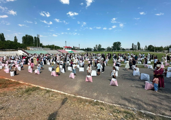 Баткен облусунда 460 балага кайрымдуулук иретинде кийим-кече тапшырылды