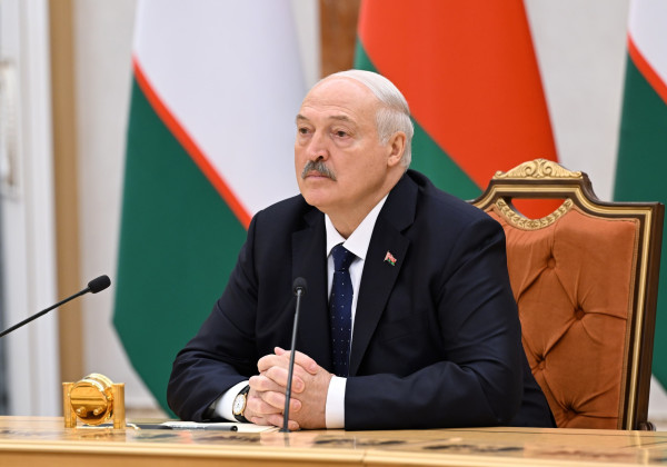 Лукашенко пригласил узбекистанцев переезжать в Беларусь вместе с семьями