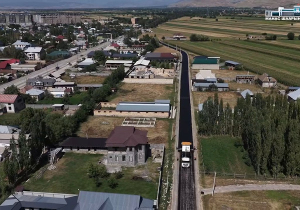 Манас шаарында жолдорду оңдоо иштери уланууда