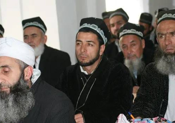 В Таджикистане запретили ввоз черных хиджабов и арабских нарядов