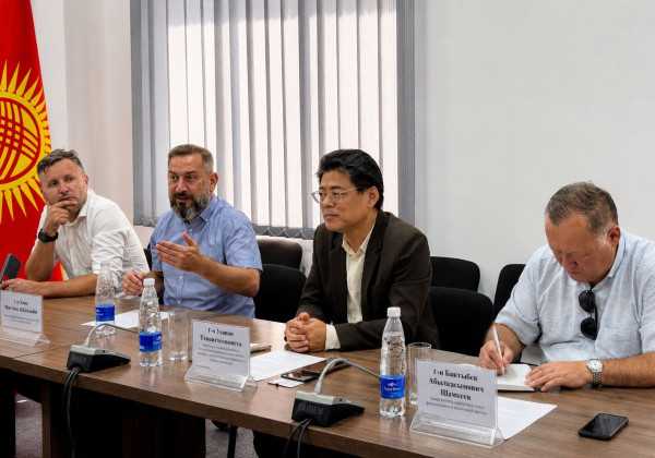Кыргызстан и Лаос намерены проводить исследования в сфере экономики и госуправления