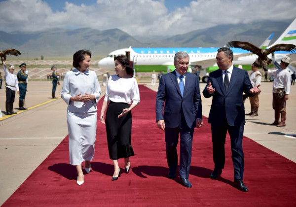 Садыр Жапаров Кыргызстанга мамлекеттик сапар менен келген Шавкат Мирзиёевди тосуп алды