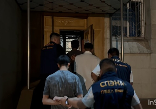 В Бишкеке задержали подозреваемого в продаже поддельных виз – под подошвой нашли $1,4 тысячи