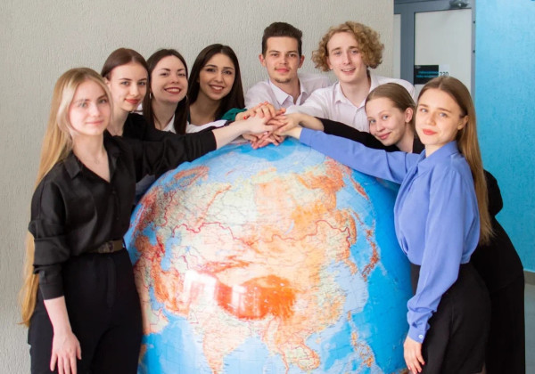В новом учебном году в школах Кыргызстана будут преподавать 200 учителей из России