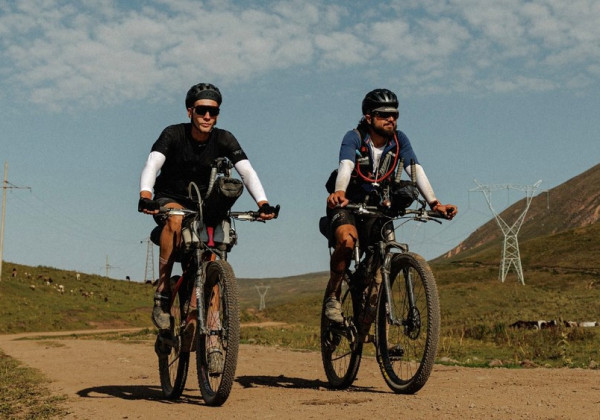 Кыргызстанцы выиграли экстремальную велогонку Silk Road Mountain Race 2026