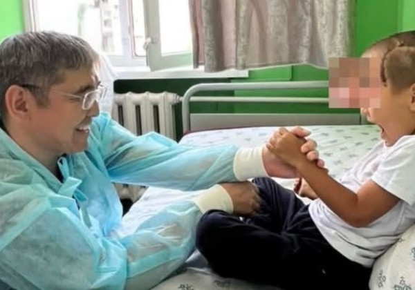 Эскалатордон кулаган бала кайрадан балалыктын шаңына бөлөндү дарыгерлердин эмгеги дагы бир өмүрдү сактап калды
