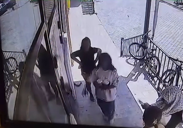 В Оше две девушки воровали одежду, вывешенную во дворах после стирки. Их задержали