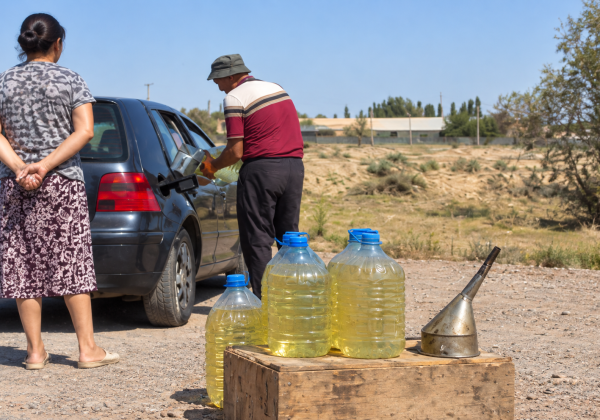 В Бишкеке за незаконную продажу бензина выписали штрафы почти на 2,4 млн сомов