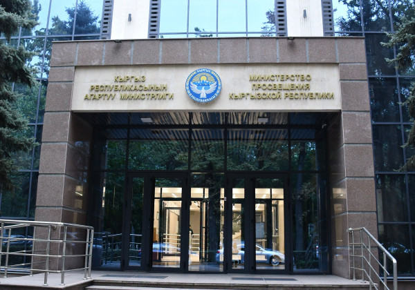 Минпросвещения предупредило о незаконной продаже учебников для госшкол