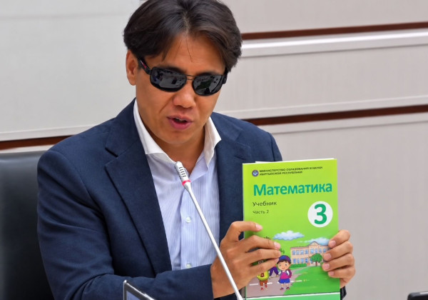 Депутат купил на рынке учебник с пометкой «Не подлежит продаже» за 650 сомов