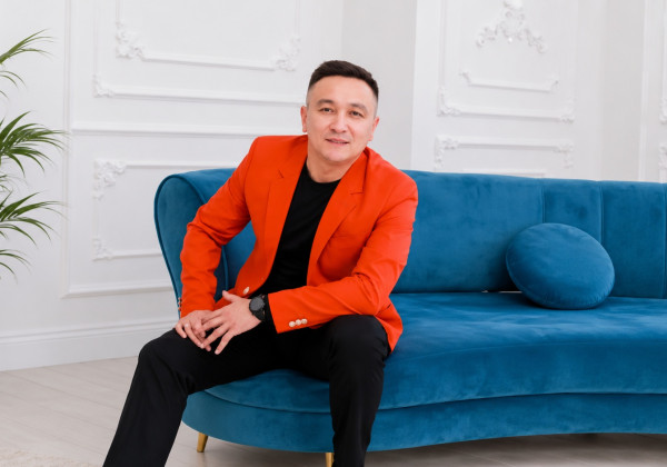Мелис Элебесов, ырчы, мугалим: «Телефондон өнөргө: балдарды комузга кызыктырган мугалим»