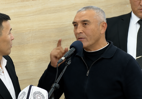 “Аларыңыз чогуу чай ичип жүрүшөт”: ЖК депутаты Айбек Алтынбеков жергиликтүү бийликти “коркутуп” алганы айтылды