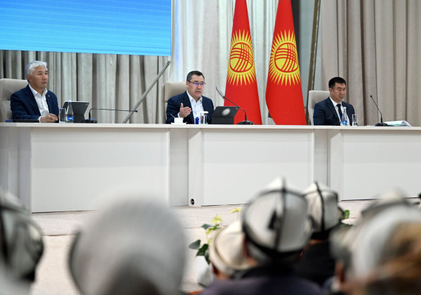 Садыр Жапаров жергиликтүү бийлик органдарын жарандардын кайрылуулары менен иштөөнү күчөтүүгө чакырды