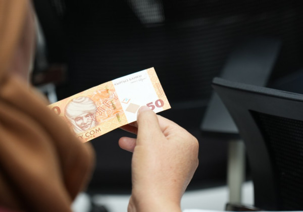 Нацбанк назвал семь защитных признаков  новых купюр номиналом 20 и 50 сомов