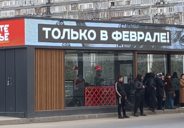 «Остановка – не бизнес»: депутат потребовал освободить павильоны Бишкека для пассажиров