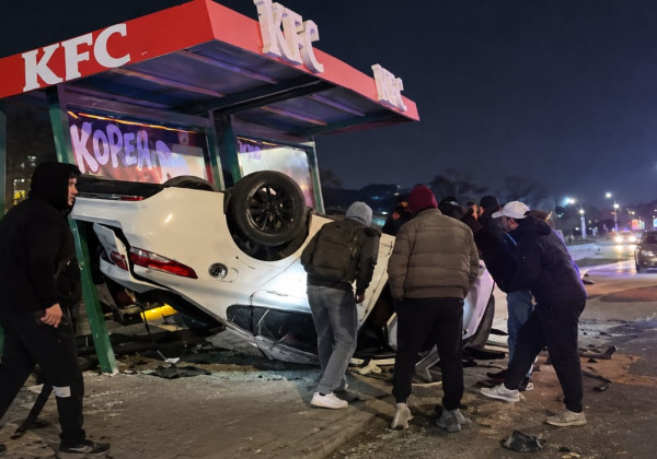 В Бишкеке пьяный водитель Kia снес автобусную остановку и перевернулся